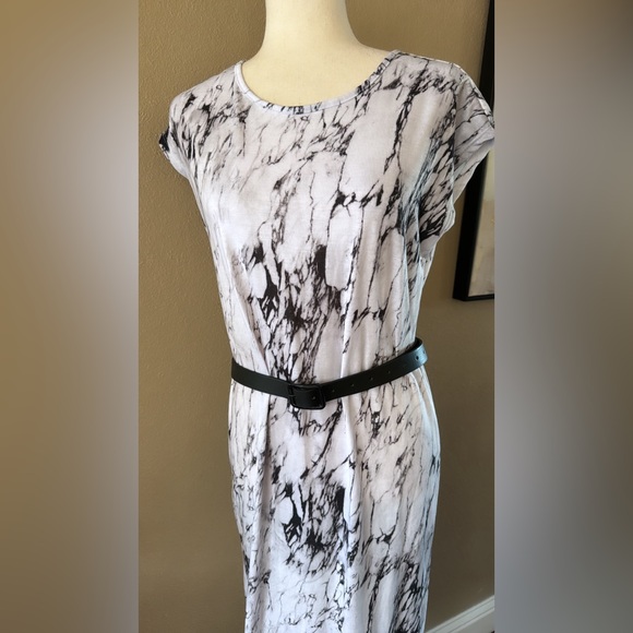 Marble print midi dress with v back - Picture 3 of 7